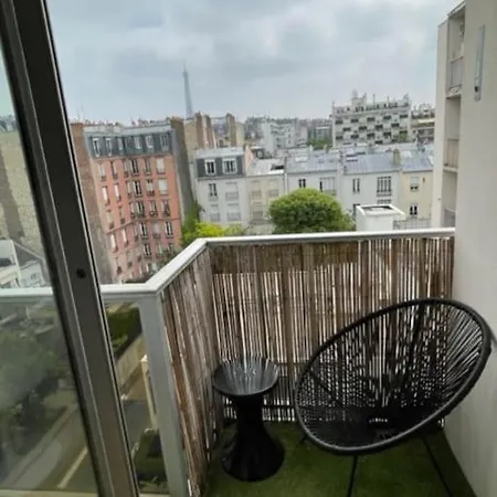 Calme Avec Vue Toits De Et Tour Eiffel Apartment Paris